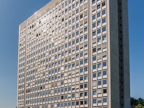 Hochhaus der Bundesnetzagentur am Tulpenfeld in Bonn mit Springbrunnen davor