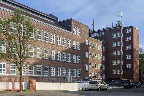 Backsteingebäude des früheren Fernmeldeamts Hamburg-Hamm mit Mobilfunkantennen auf dem Dach