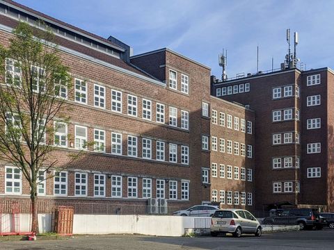 Backsteingebäude des früheren Fernmeldeamts Hamburg-Hamm mit Mobilfunkantennen auf dem Dach