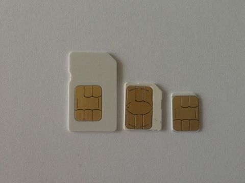 Drei SIM-Karten in Standard-, Micro- und Nano-Größe nebeneinander auf hellem Grund