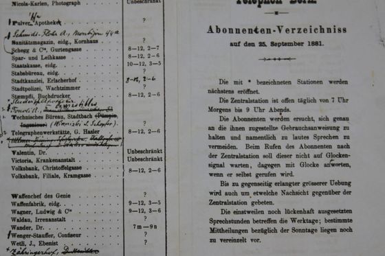 Aufgeschlagenes historisches Teilnehmerverzeichnis mit Namen, Sprechzeiten und Hinweisen