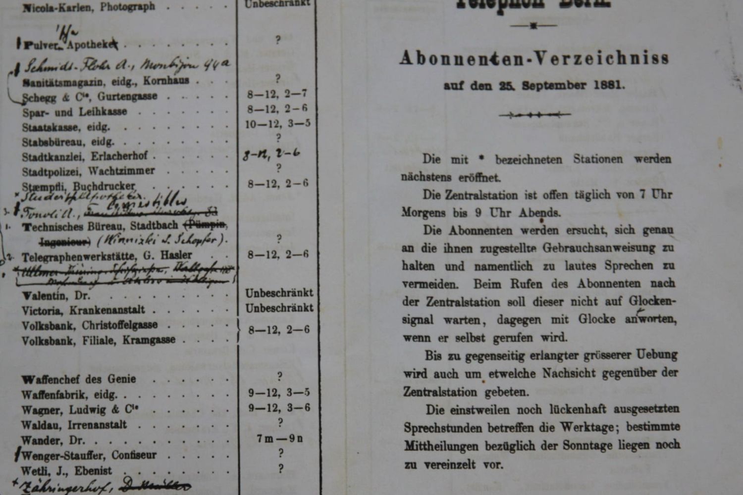 Aufgeschlagenes historisches Teilnehmerverzeichnis mit Namen, Sprechzeiten und Hinweisen